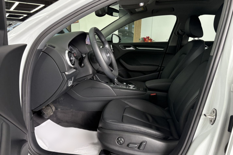 奥迪A3 2019款 Limousine 40 TFSI 风尚型 国V中控内饰7012