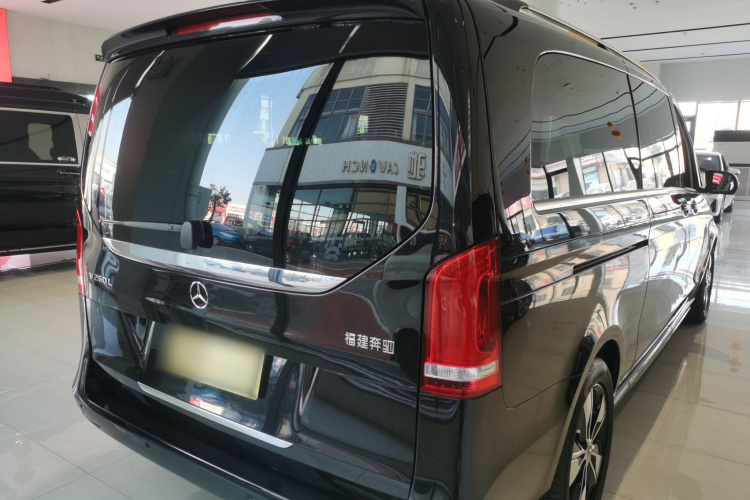 奔驰V级 2022款 V 260 L 长轴距尊贵版车身外观6