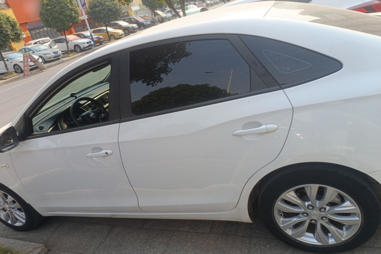 别克 英朗 2021款 改款 典范 1.5L 自动精英型车身外观4