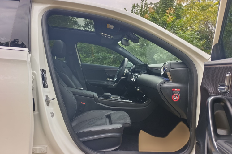 奔驰A级 2022款 改款三 A 200 L 运动轿车时尚型中控内饰7009