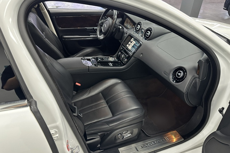 捷豹XJ 2015款  XJL 3.0 SC 两驱全景商务版中控内饰7002