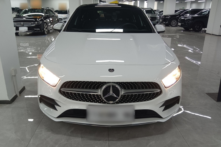 奔驰A级 2020款 改款二 A 180 L 运动轿车车身外观2