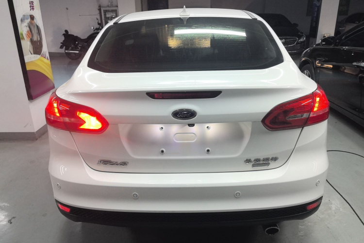 福特 福克斯 2018款 三厢经典 EcoBoost 180 自动精英型车身外观6004