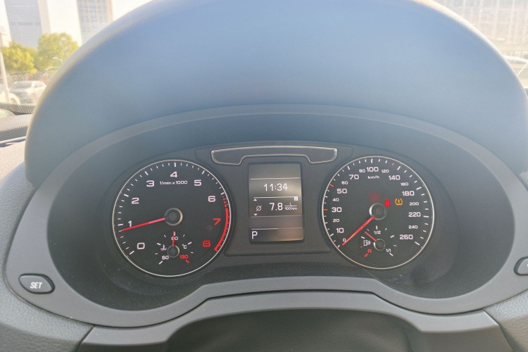 奥迪Q3 2018款 30周年年型 30 TFSI 时尚型中控内饰7008