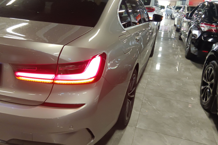 宝马3系 2022款 325Li M运动套装车身外观9