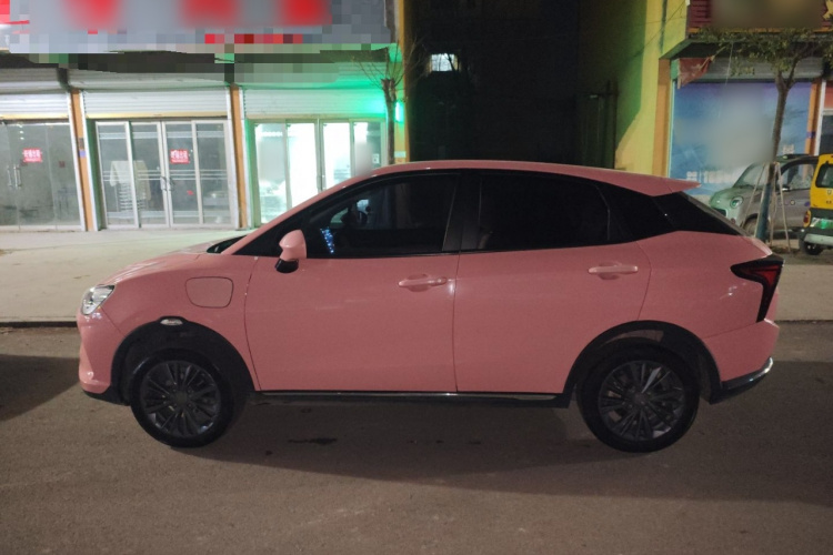 哪吒汽车 哪吒V 2022款 潮 400 Lite 粉色定制款车身外观4