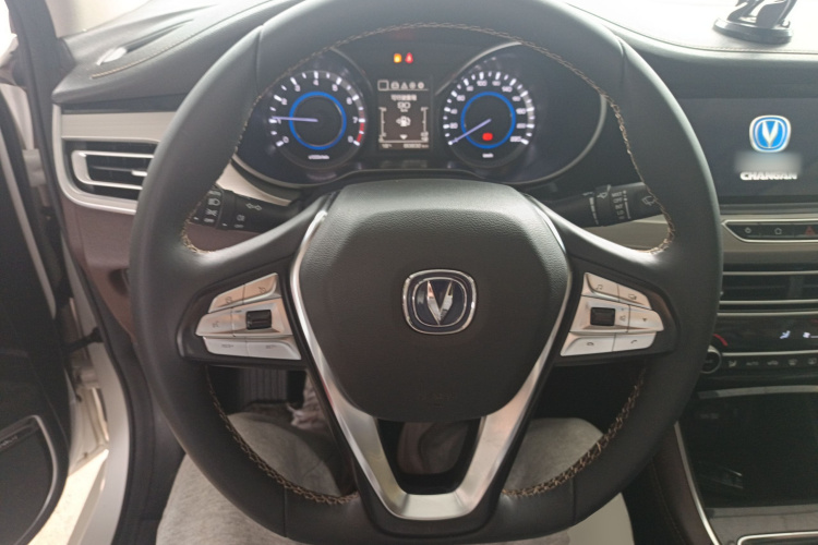 长安 逸动 2018款 1.6L GDI 手动领尚型中控内饰13