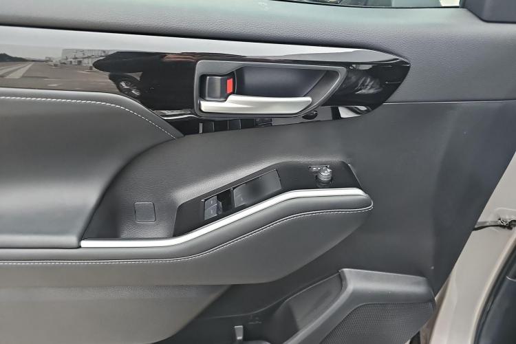 丰田 汉兰达 2024款 2.5L智能电混双擎两驱豪华版 7座中控内饰7006