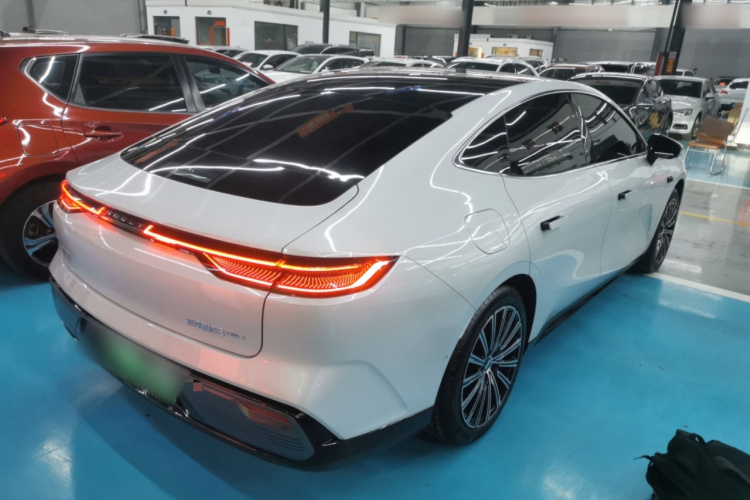 吉利银河 银河星耀8 2025款 130km EM-i 旗舰版车身外观7