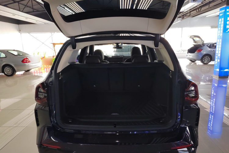 宝马X3 2023款 xDrive30i 领先型 M曜夜套装机舱底盘23