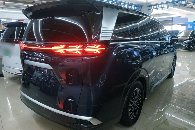 腾势D9 2022款 DM-i 1040 尊贵型车身外观7