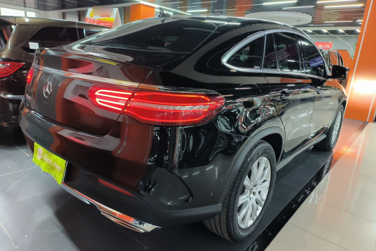 奔驰GLE轿跑 2017款 GLE 320 4MATIC 轿跑SUV车身外观7
