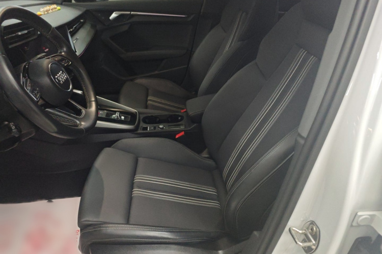 奥迪A3 2024款 A3L Limousine 35 TFSI 时尚运动型中控内饰7001