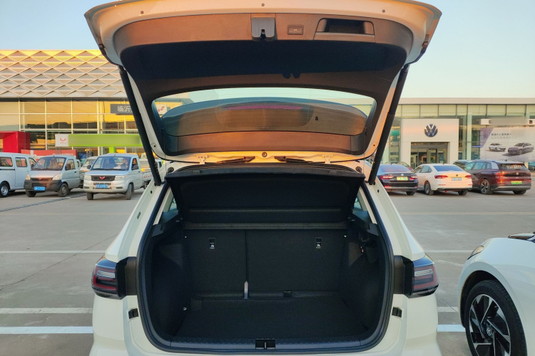 大众 途岳 2024款 300TSI 两驱月尊版机舱底盘23