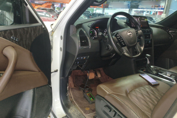 日产 途乐（平行进口） 中控内饰20