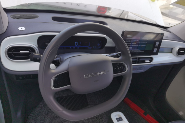 吉利银河 2025款 210km 熊猫骑士中控内饰13