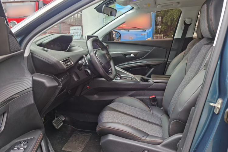 标致5008 2017款 380THP 7座精英版中控内饰7004