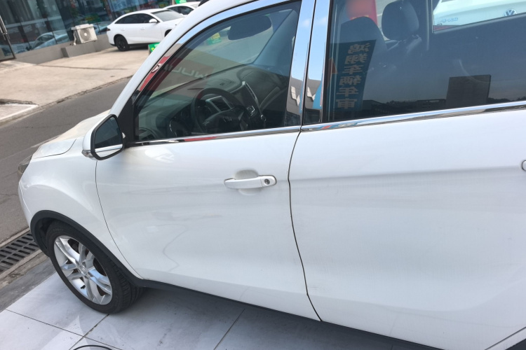 长安CS35 2014款 1.6L 手动豪华型 国IV车身外观4