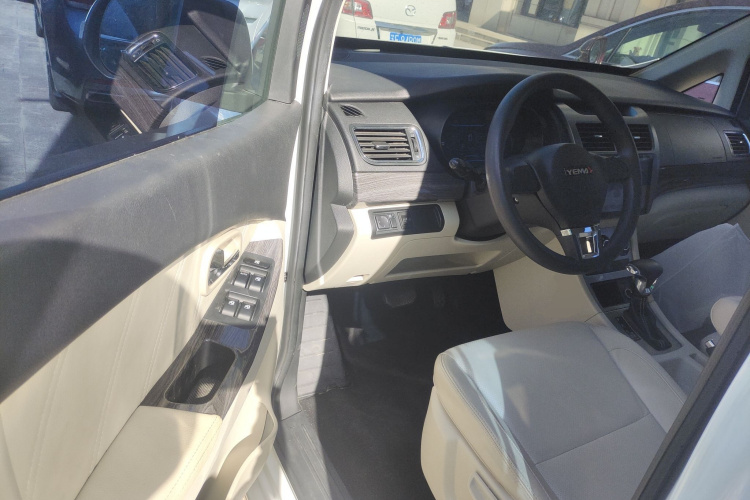 野马汽车 斯派卡 2022款 1.5L CVT豪华型中控内饰7003