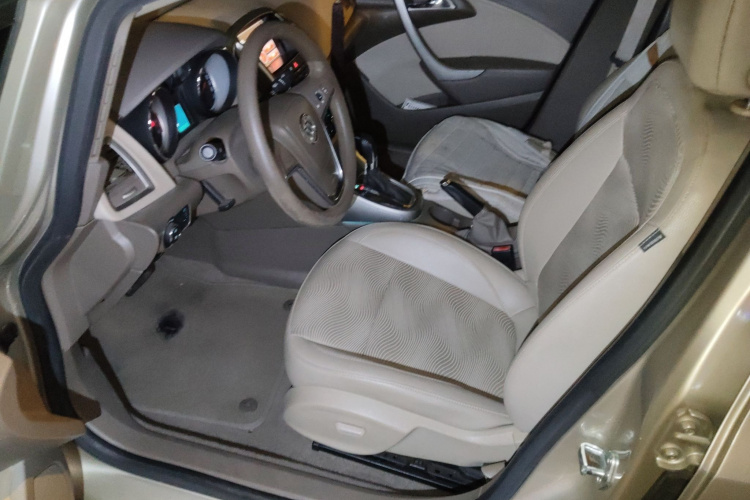 别克 英朗 2013款 GT 1.6L 自动时尚版中控内饰19