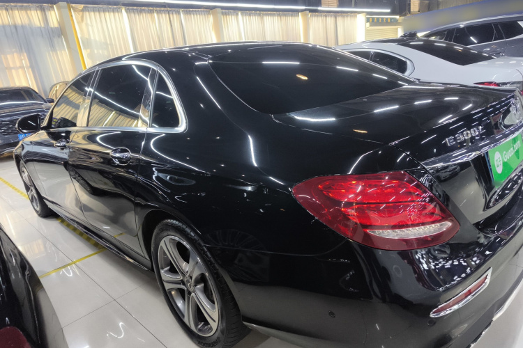 奔驰E级 2019款 E 260 L 运动型车身外观4