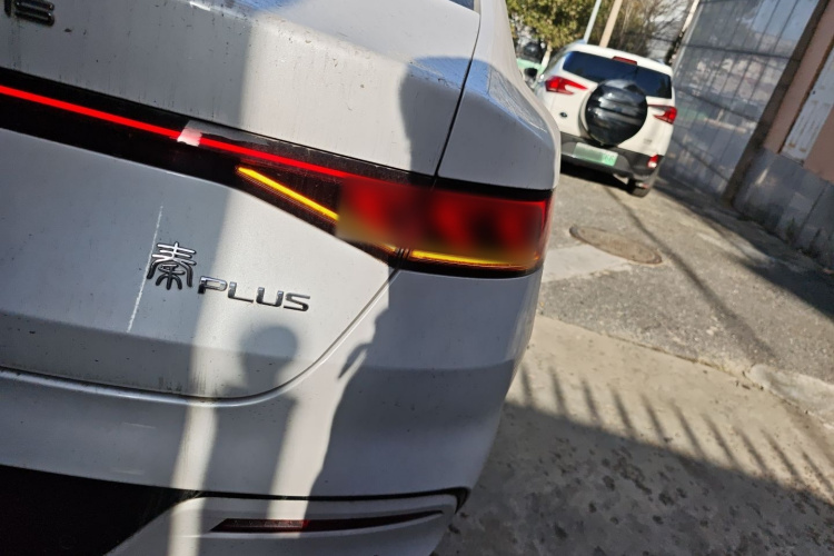 比亚迪 秦PLUS 2023款  冠军版 DM-i 120KM超越型车身外观6006