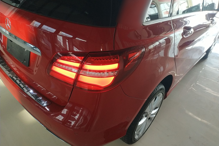 奔驰B级 2015款 B 200 时尚型车身外观9