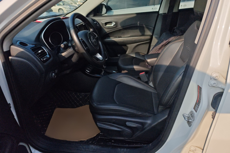 Jeep 指南者 2019款 220T 自动家享版中控内饰19