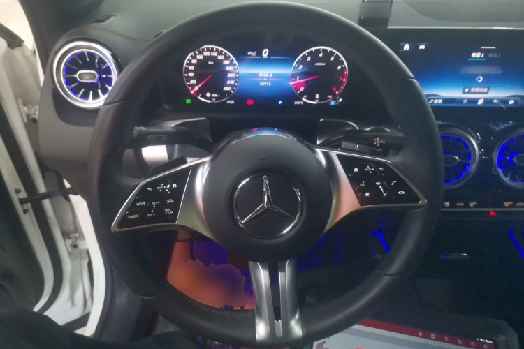 奔驰GLB 2024款 GLB 200 动感型中控内饰13