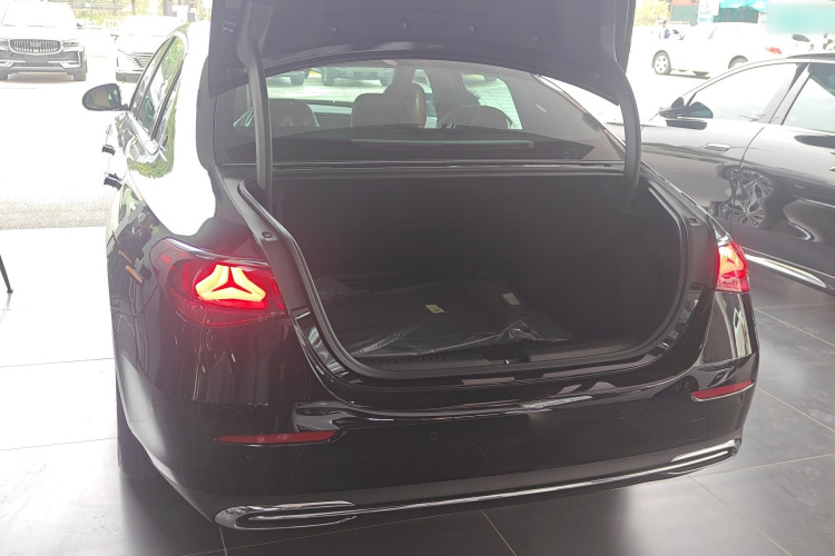 奔驰E级 2025款 改款 E 300 L 豪华型机舱底盘23