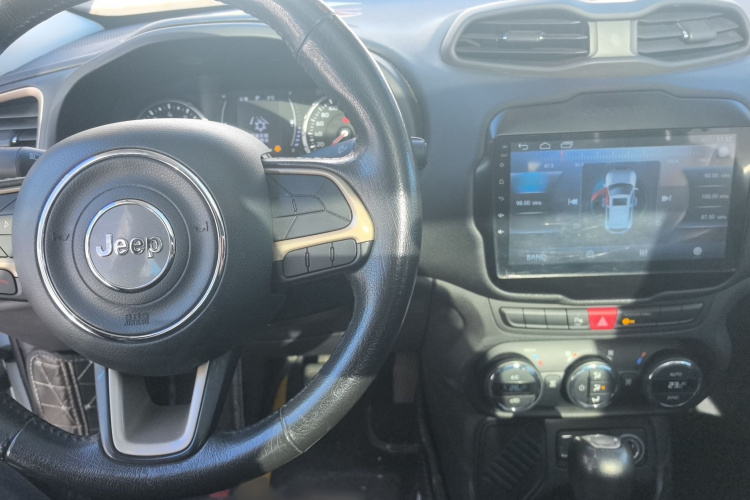 Jeep 自由侠 2017款  180T 自动劲能版中控内饰7002