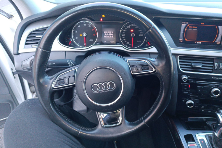 奥迪A4L 2015款 35 TFSI 自动舒适型中控内饰13