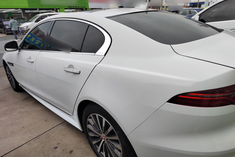 捷豹XEL 2020款 2.0T 200PS R-DYNAMIC 青春运动版车身外观4