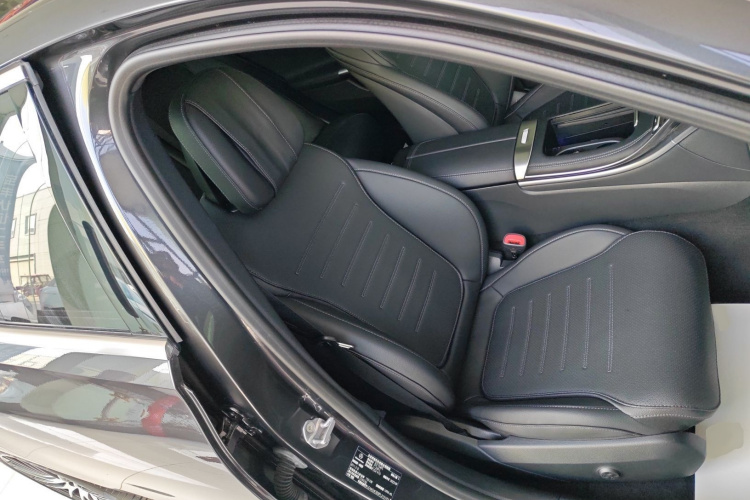 奔驰C级 2023款 改款二 C 260 L 运动版局部细节41