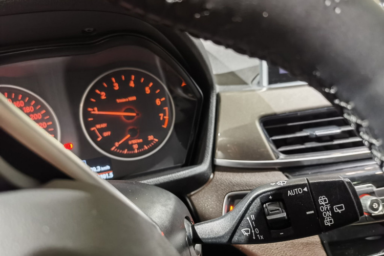 宝马X1 2018款 sDrive18Li 尊享型中控内饰7012