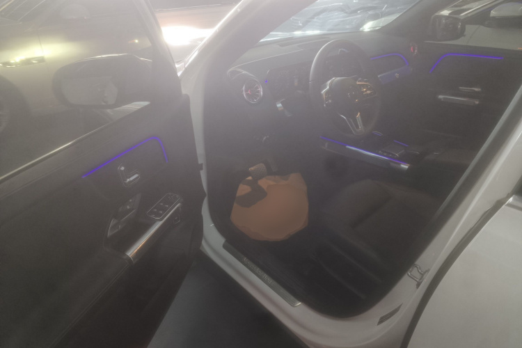 奔驰GLB 2023款 GLB 220 动感型中控内饰20