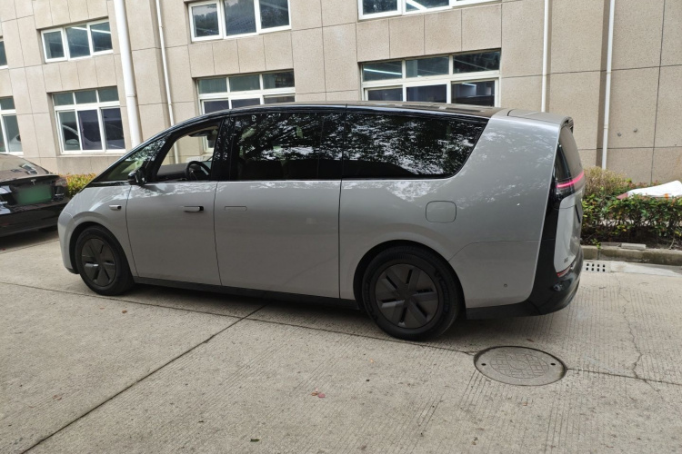 理想汽车 理想MEGA 2025款 Home 家庭特别版车身外观6003