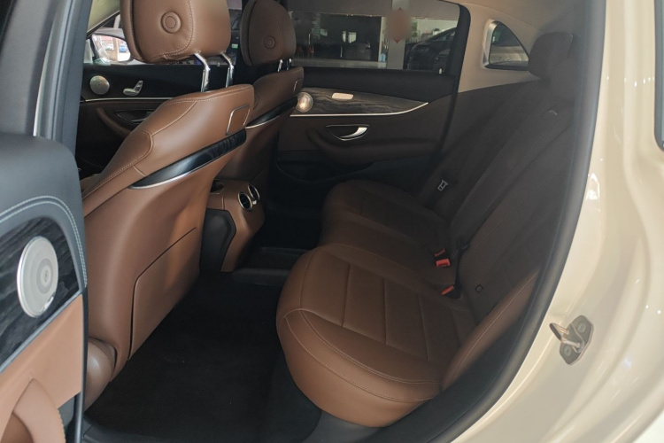 奔驰E级 2016款 E 200 L 运动型中控内饰21