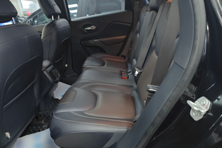 Jeep 自由光 2020款 2.0L 两驱经典运动版中控内饰21