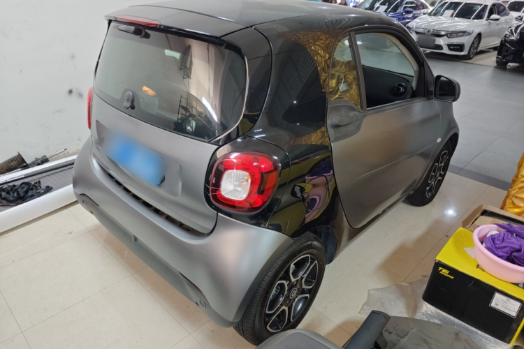 smart fortwo 2019款 0.9T 66千瓦硬顶风擎版 国VI车身外观6005