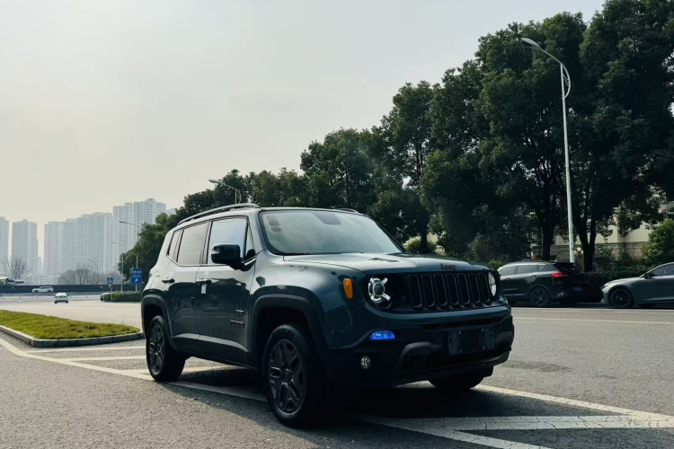 Jeep 自由侠 2016款 2.0L 自动四驱75周年致敬版车身外观6002