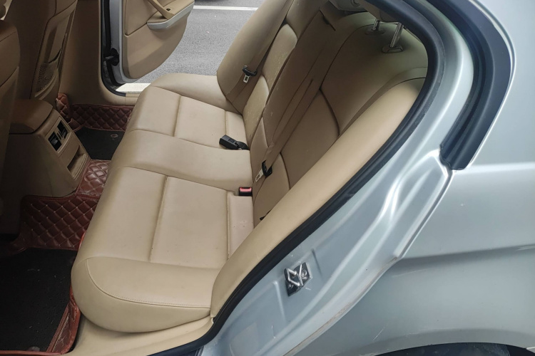 宝马3系 2011款 318i 领先型中控内饰21