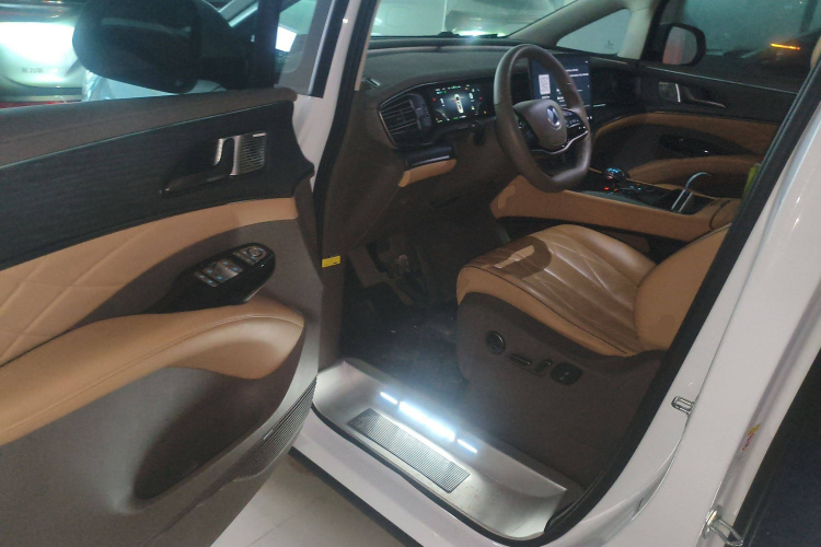 腾势D9 2022款 DM-i 970 四驱旗舰型中控内饰7003