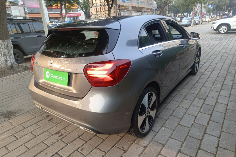 奔驰A级(进口) 2017款 改款 A 200 时尚型车身外观7