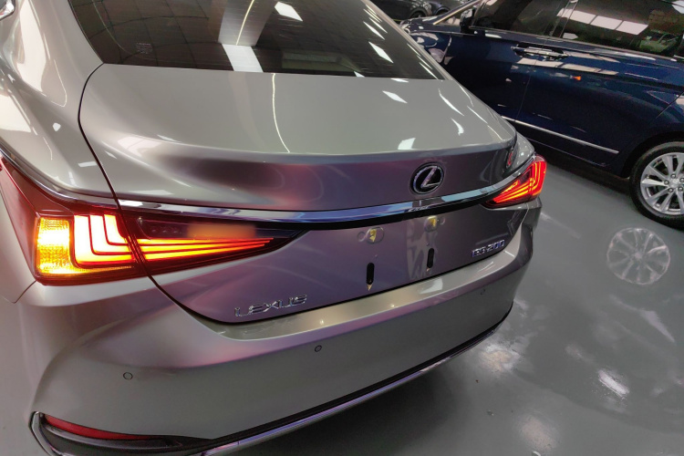 雷克萨斯ES 2022款 200 卓越版车身外观6