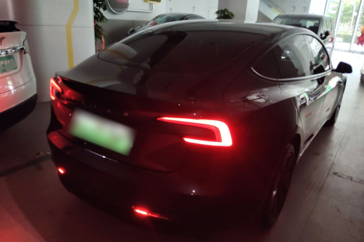 特斯拉 Model 3 2025款 后轮驱动版车身外观7