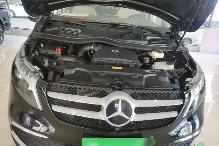 奔驰V级 2022款 V 260 L 长轴距尊贵版机舱底盘24