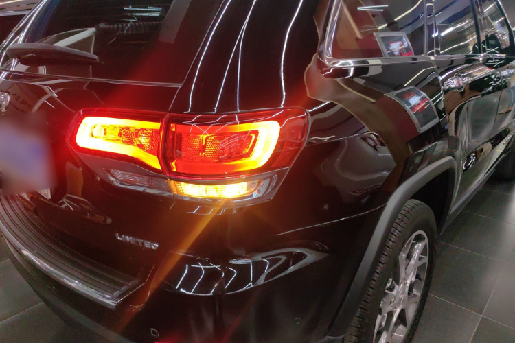 Jeep 大切诺基(进口) 2021款 3.0L 80周年纪念版车身外观9