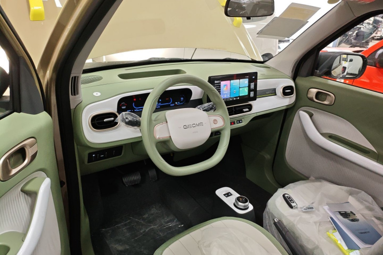 吉利银河 2025款 210km 熊猫骑士中控内饰12