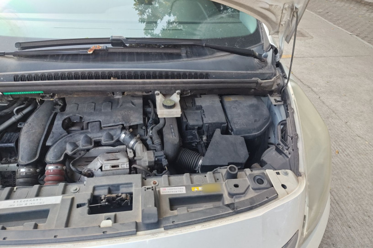 标致3008 2016款 1.6THP 自动经典版机舱底盘26